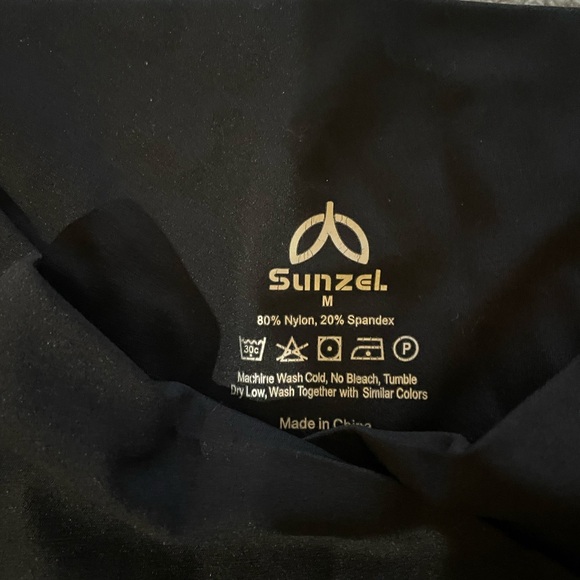 Black High-Waisted Crossover Leggings - Picture 5 of 6